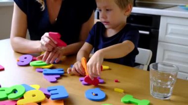 Okul öncesi çocuk öğrenme İngilizce alfabe ve numaralar ile anne