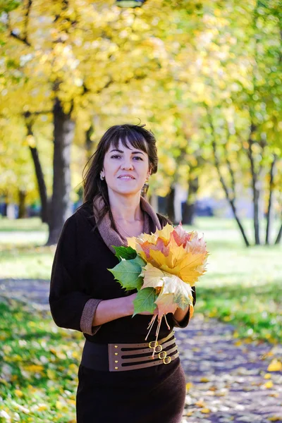 Herfst portret van mooie vrouw in jurk, buitenshuis — Stockfoto