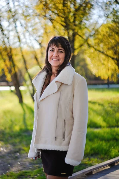 Otoño Retrato de mujer hermosa en vestido, al aire libre —  Fotos de Stock