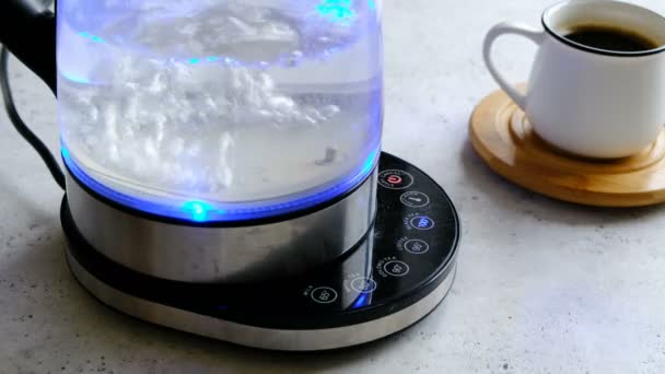 Chaleira de chá com água fervente na cozinha de perto, preparando bebida quente — Vídeo de Stock