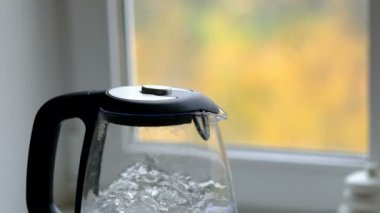 Kaynar su kadar sıcak içecek hazırlama yakın mutfak ile çaydanlık