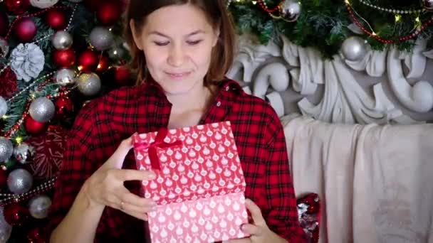 Γυναίκα άνοιγμα χριστουγεννιάτικο δώρο και ψάχνει ευτυχής — Αρχείο Βίντεο