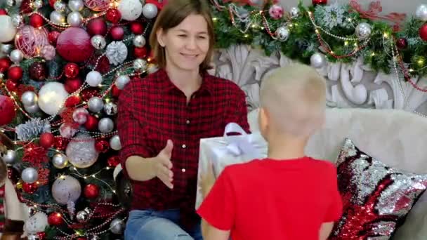 Menino dando presente de Natal para sua mãe — Vídeo de Stock