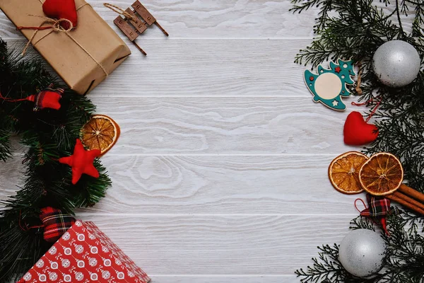 Fondo de Navidad con regalos y accesorios, vista superior, cama plana — Foto de Stock