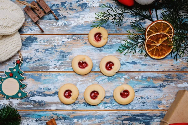 Boże Narodzenie tło z plików cookie i akcesoria, widok z góry, płaskie leżał — Zdjęcie stockowe