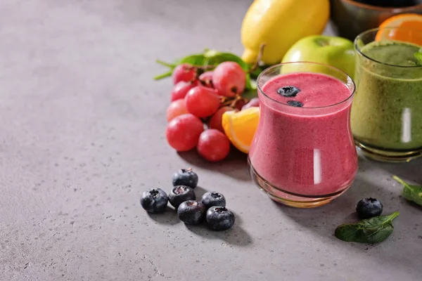 Koktajl kolorowy, zdrowy detox dieta witaminy. Wegańskie napoje ze świeżych owoców — Zdjęcie stockowe