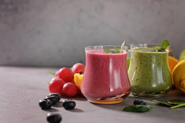 Renkli güler yüzlü, sağlıklı detoks vitamini diyet. Taze meyve ile Vegan içecekler