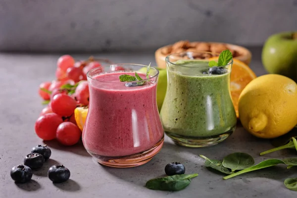 Renkli güler yüzlü, sağlıklı detoks vitamini diyet. Taze meyve ile Vegan içecekler