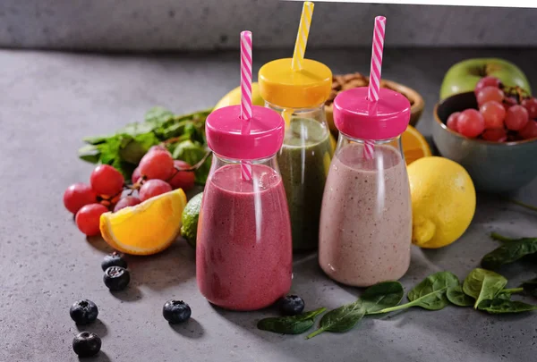 Renkli güler yüzlü, sağlıklı detoks vitamini diyet. Taze meyve ile Vegan içecekler