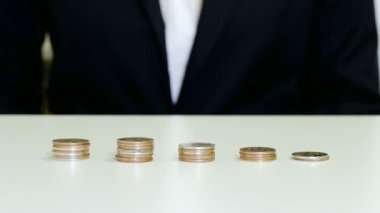 Ticari büyüme ve mali kavramı. Kadının eli yığmak için paralar koymak.