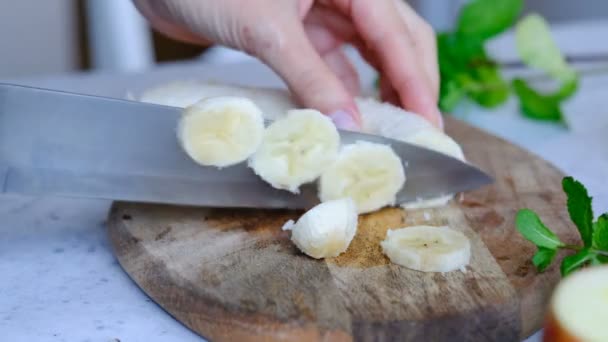 Frau schneidet Banane, aus nächster Nähe — Stockvideo