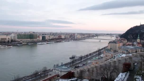 Panoramablick auf Donau und Zitadelle von budai var, budapest, ungarisch — Stockvideo