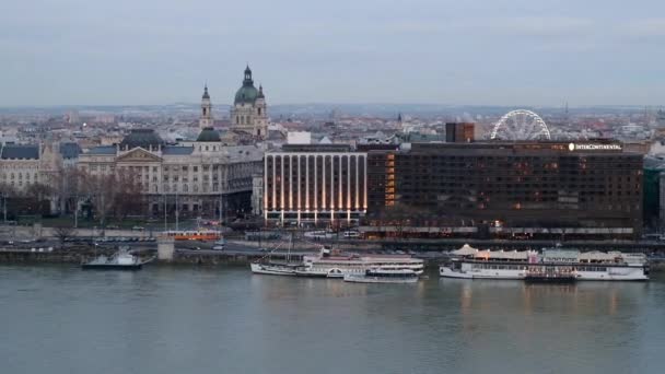 Vista panorámica del río Danubio y la ciudadela desde Budai Var, Budapest, Hungría — Vídeo de stock