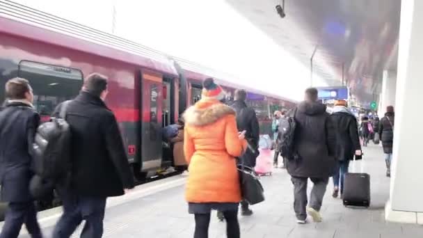 Budapest, Ungern - januari 2019: människor på järnvägsstation gonna tåget Railjet — Stockvideo