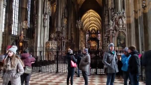 VIENNA, AUSTRIA - JANUARY 21, 2019 : Interior of St. Stephans Cathedral in Vienna. Stephansdom, Wien — Stock Video