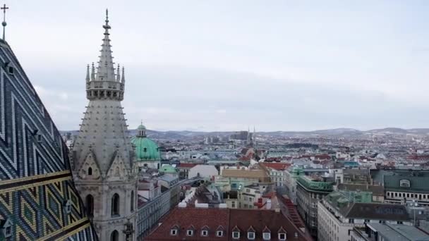 VIENNA, ÁUSTRIA - 21 DE JANEIRO DE 2019: Vista panorâmica do topo da Catedral de Santo Estêvão, em Viena. Stephansdom, Wien . — Vídeo de Stock