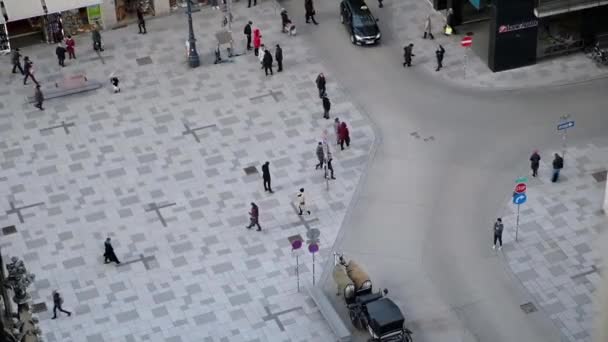 Vienna, Oostenrijk - 21 januari 2019: Uitzicht vanaf de top van de St.Stephans kathedraal. Mensen gaan over het plein — Stockvideo
