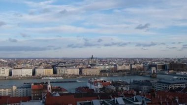 Budapeşte, Macaristan - Ocak, 2019: panoramik görünümünden ünlü Buda Castle Kraliyet Sarayı gün batımında