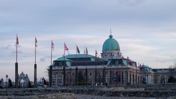 Budapeşte, Macaristan - Ocak, 2019: görünümüne ünlü Buda Castle Kraliyet Sarayı gün batımında — Stok video