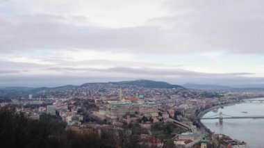 Budapeşte, Macaristan - Ocak, 2019: panoramik Tuna Nehri ve güzel köprüler için