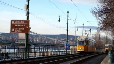 Budapeşte, Macaristan - Ocak, 2019: ünlü tramvay iki numara Tuna Nehri gidiş Budapeşte '