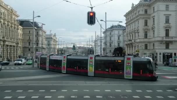 VIENA, AUSTRIA - 21 DE ENERO DE 2019: Tranvía y coches en movimiento en el cruce — Vídeos de Stock