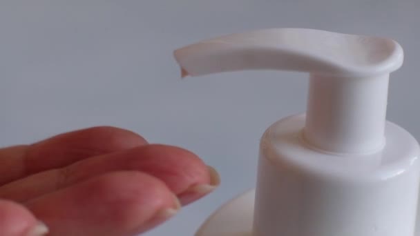 Bouton-poussoir sur bouteille de crème dans la main propre dans la salle de bain. Soins de la peau, hygiène et concept de vie saine. Gros plan — Video