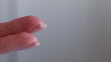 Banyo temiz elinde krem şişesi üzerinde parmak basma düğmesi. Cilt Bakımı, hijyen ve sağlıklı yaşam konsepti. Yakın çekim