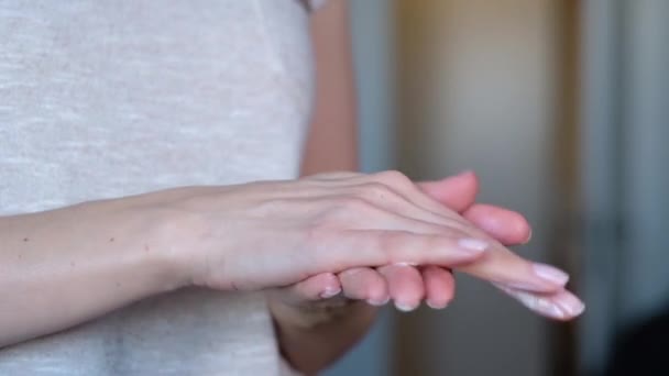 Soins de la peau des mains. Gros plan des mains féminines qui appliquent de la crème, de la lotion. Concept Beauté et Soins du Corps — Video