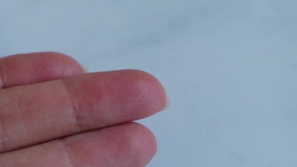 Bouton-poussoir sur bouteille de crème dans la main propre dans la salle de bain. Soins de la peau, hygiène et concept de vie saine. Gros plan 