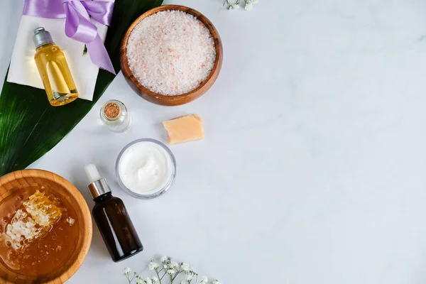 Spa doğal cilt bakım ürünleri arka plan, metin, üstten görünüm, düz bir yeri olan kozmetik ürünleri yaratıcı düzen yatıyordu