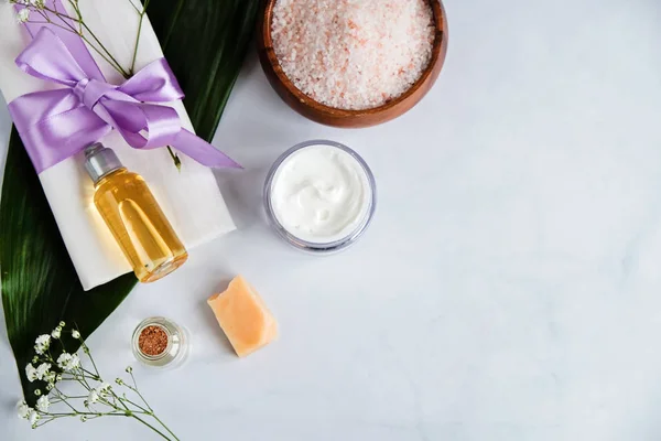 Spa doğal cilt bakım ürünleri arka plan, metin, üstten görünüm, düz bir yeri olan kozmetik ürünleri yaratıcı düzen yatıyordu
