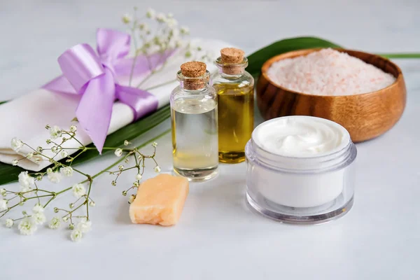 Spa produtos naturais cuidados da pele fundo, produtos cosméticos - creme, óleo e sabão layout criativo no fundo branco — Fotografia de Stock