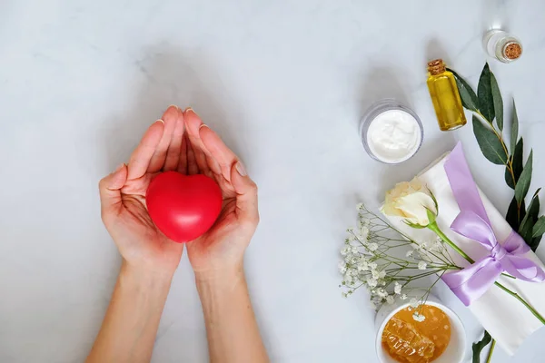 Spa doğal cilt bakım ürünleri arka plan, kozmetik ve kadının elleri ve kalp, üstten görünüm, düz ile yaratıcı düzen yatıyordu