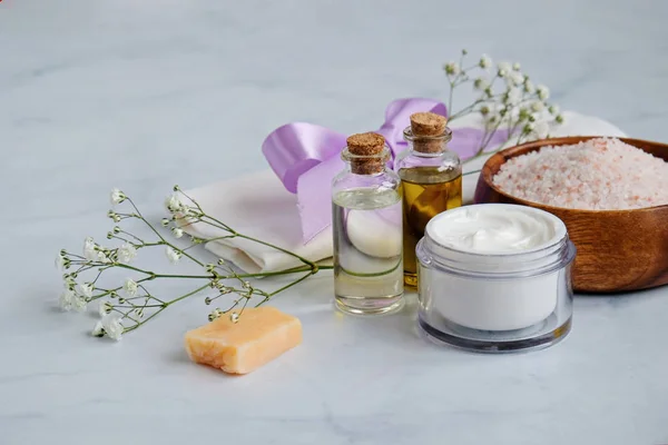 Spa produtos naturais cuidados da pele fundo, produtos cosméticos - creme, óleo e sabão layout criativo no fundo branco — Fotografia de Stock