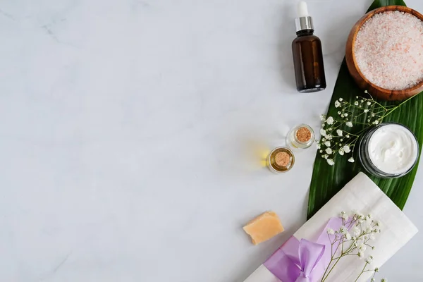 Spa doğal cilt bakım ürünleri arka plan boşluk, kozmetik ürünleri - krem, yağ ve sabun yaratıcı yerleşimi ile