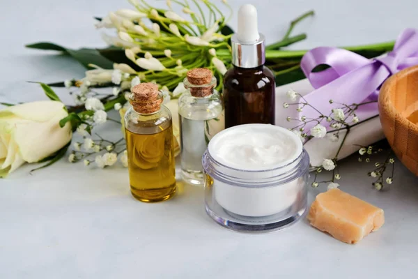 Spa produtos naturais cuidados da pele fundo, produtos cosméticos - creme, óleo e sabão layout criativo no fundo branco — Fotografia de Stock