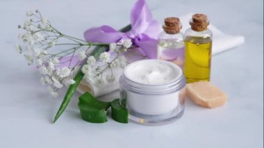 kadının el parmağı olan aloe vera ile krem alarak