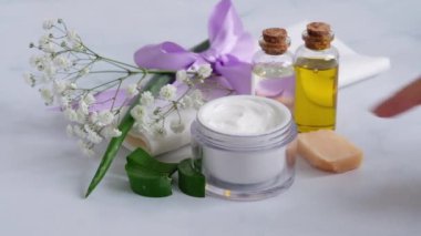 kadının el parmağı olan aloe vera ile krem alarak