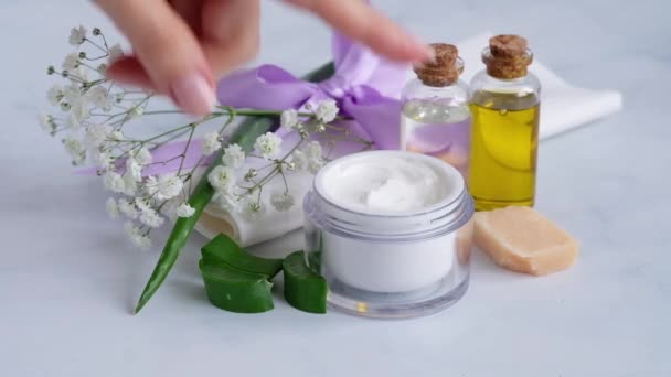 Mano femminile prendere la crema con aloe vera dal barattolo con indice — Video Stock