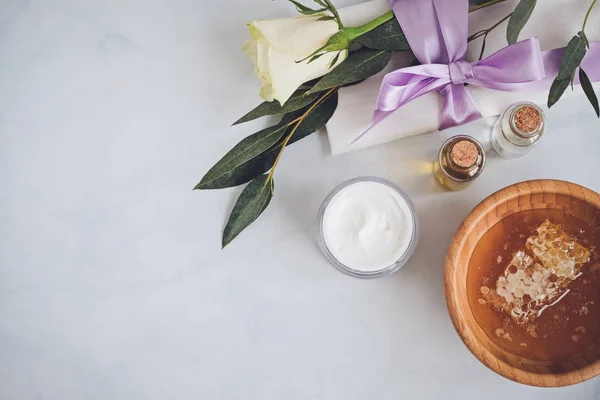 Spa doğal cilt bakım ürünleri arka plan alan, kozmetik ürünler - krem, yağ ve bal yaratıcı düzen