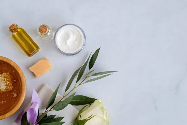 Spa doğal cilt bakım ürünleri arka plan alan, kozmetik ürünler - krem, yağ ve bal yaratıcı düzen