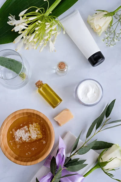Spa produtos naturais cuidados da pele fundo, produtos cosméticos - creme, óleo e mel - layout vertical criativo — Fotografia de Stock