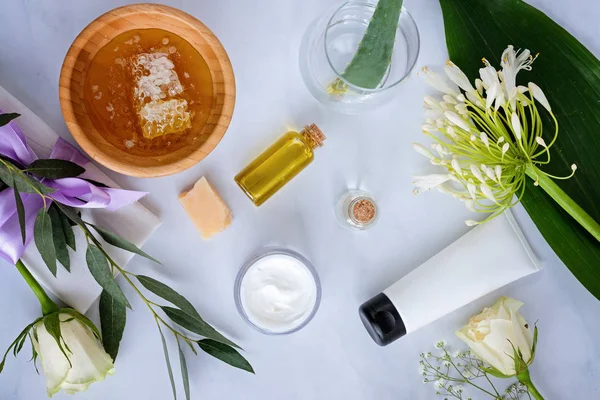 Spa produtos naturais cuidados da pele fundo com espaço, produtos cosméticos - creme, óleo e mel layout criativo — Fotografia de Stock