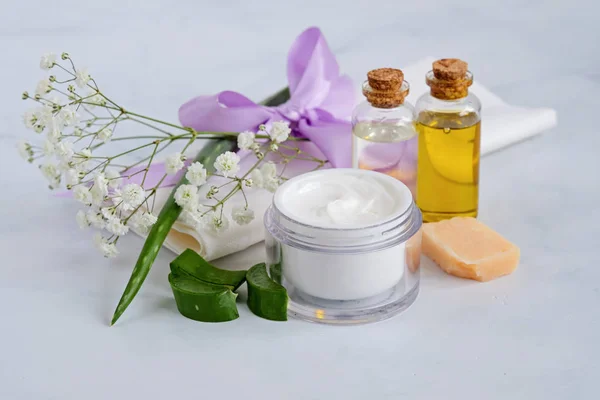 Spa produits naturels de soins de la peau fond avec espace, produits cosmétiques crème, huile et miel disposition créative — Photo