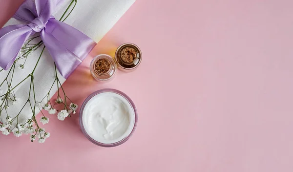 Spa produtos naturais cuidados da pele em fundo rosa, produtos cosméticos - creme, óleo e mel layout criativo — Fotografia de Stock