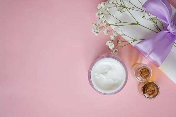 Spa produtos naturais cuidados da pele em fundo rosa, produtos cosméticos - creme, óleo e mel layout criativo — Fotografia de Stock