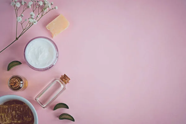 Spa doğal cilt bakım ürünleri üzerinde pembe bir arka plan, kozmetik ürünleri - krem, petrol ve yaratıcı düzen tatlım
