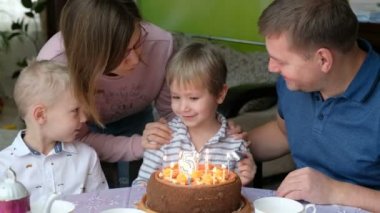 Çoklu nesil aile oğulları Doğum günü kutluyor