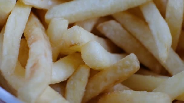 Gedeelte van Franse frietjes, macro schot — Stockvideo